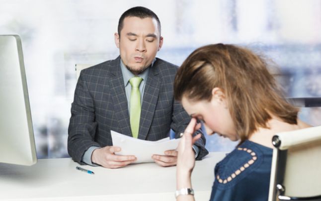 9 întrebări-capcană de care te poţi lovi la un interviu de angajare: cum eşti pus în dificultate de angajator şi cum încearcă să descopere detalii personale
